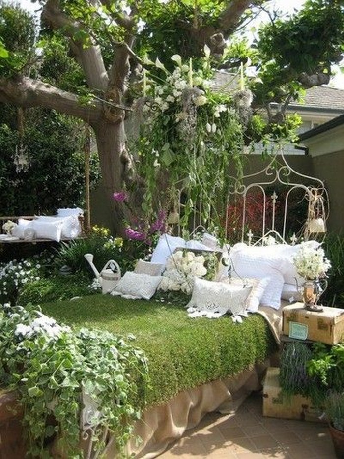 Build an Amazing Daybed Made of Grass