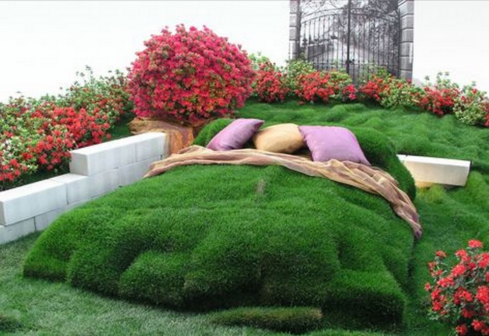 Build an Amazing Daybed Made of Grass