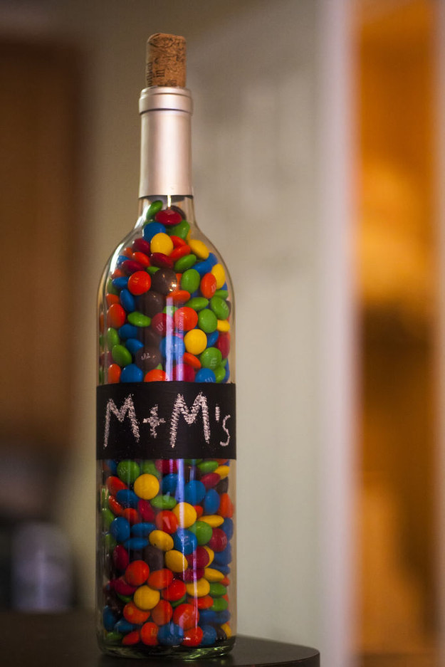LABEL YOUR WINE BOTTLES WITH CHALKBOARD PAINT