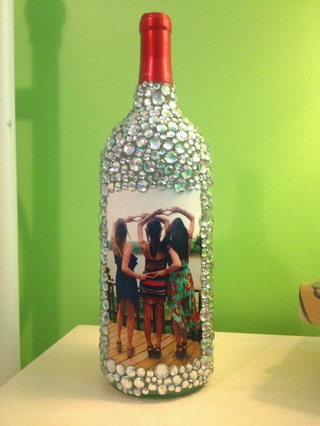 USE RHINESTONE DECORATED WINE BOTTLE PICTURE FRAMES TO SURPRISE FRIENDS