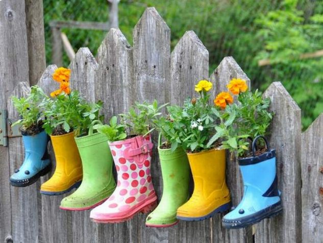 12 Flower Pots In Different Colors For Your Balcony